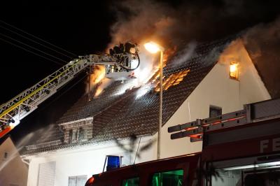 Bissingen: Offener Dachstuhlbrand - Flammen schlagen aus dem Gebaeude - Haus unbewohnbar